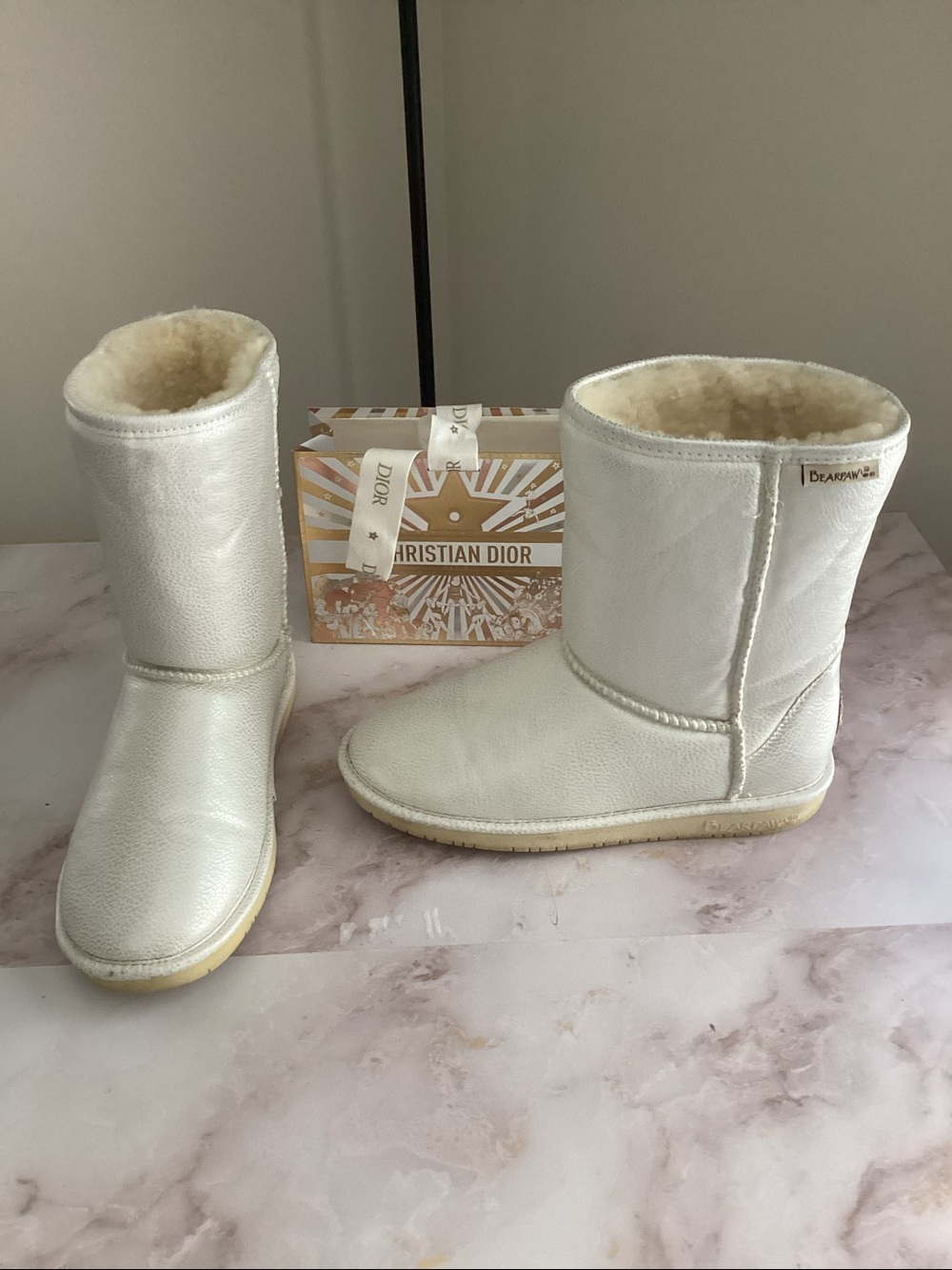 bearpaw short emma silver white boots